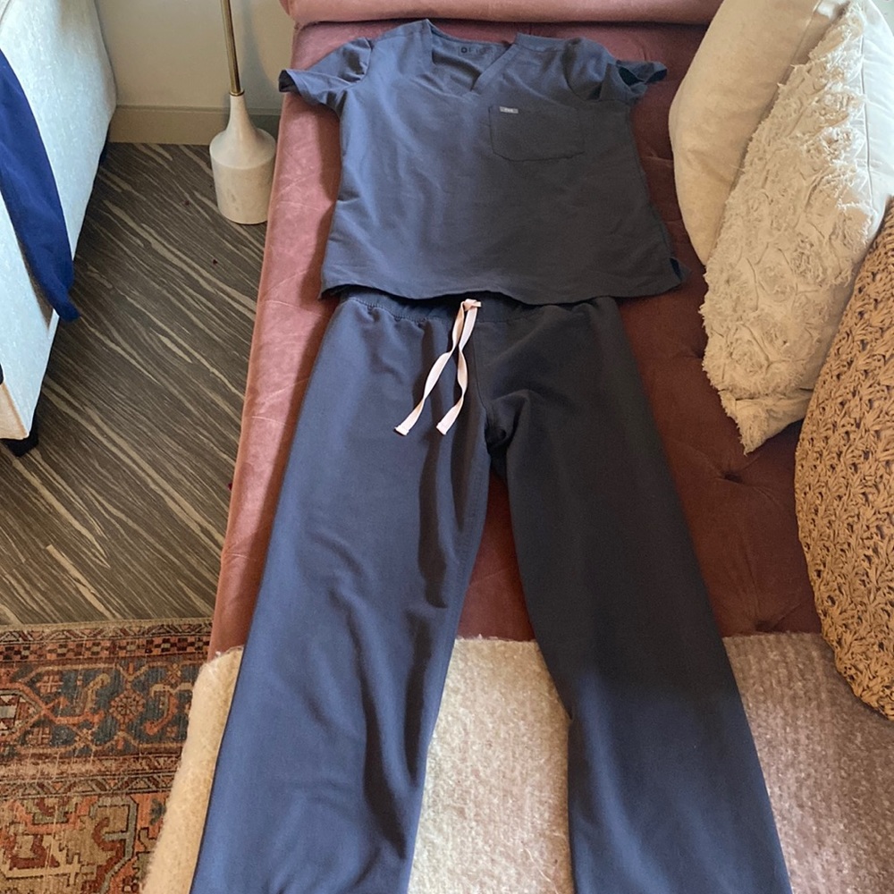 Figs Set Catarina one pocket scrub and Livingston Basic scrub pants - Dark Grey